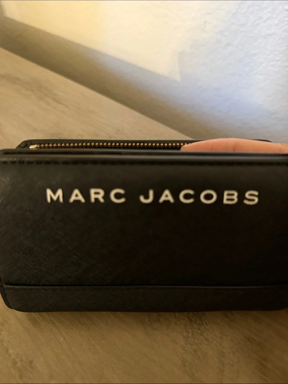 Marc Jacobs compact zip
